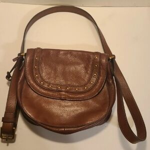FOSSIL CROSSBODY SADDLE BAG BROWN LEATHER KEY CHARM STUDS BUCKLE 100154 ZB6850